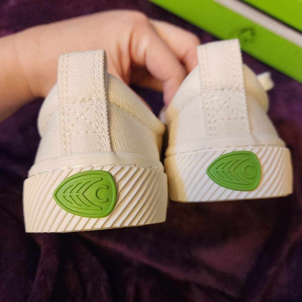 Cariuma Women's White Sneakers Size 5 - Picture 2 of 5